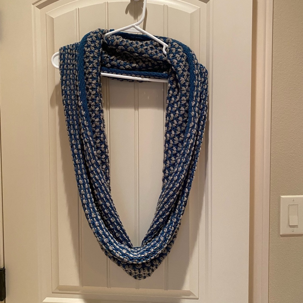 10/10$. Blue and Cream Knit Scarf.Bundle 10 (4-5$) items for a 10$ offer